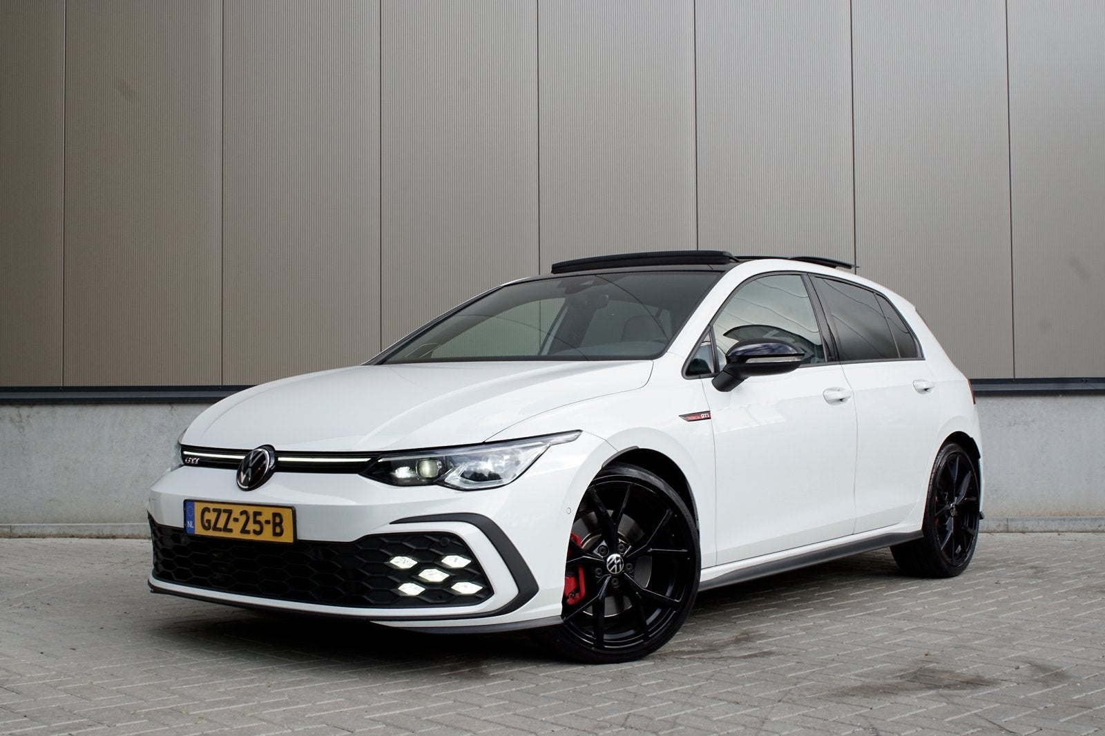 Volkswagen Golf 2.0 TSI 245pk |Pano|H/K|St.verwarm/verkoelt|, 730 kg, 1363 kg, Zwart, 4 cilinders