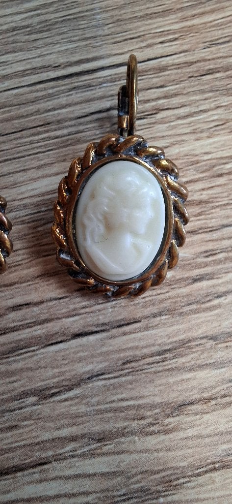 Vintage stijl kamee oorbellen Brons kleur Cameo, Overige materialen, Gebruikt, Beige, Onbekend