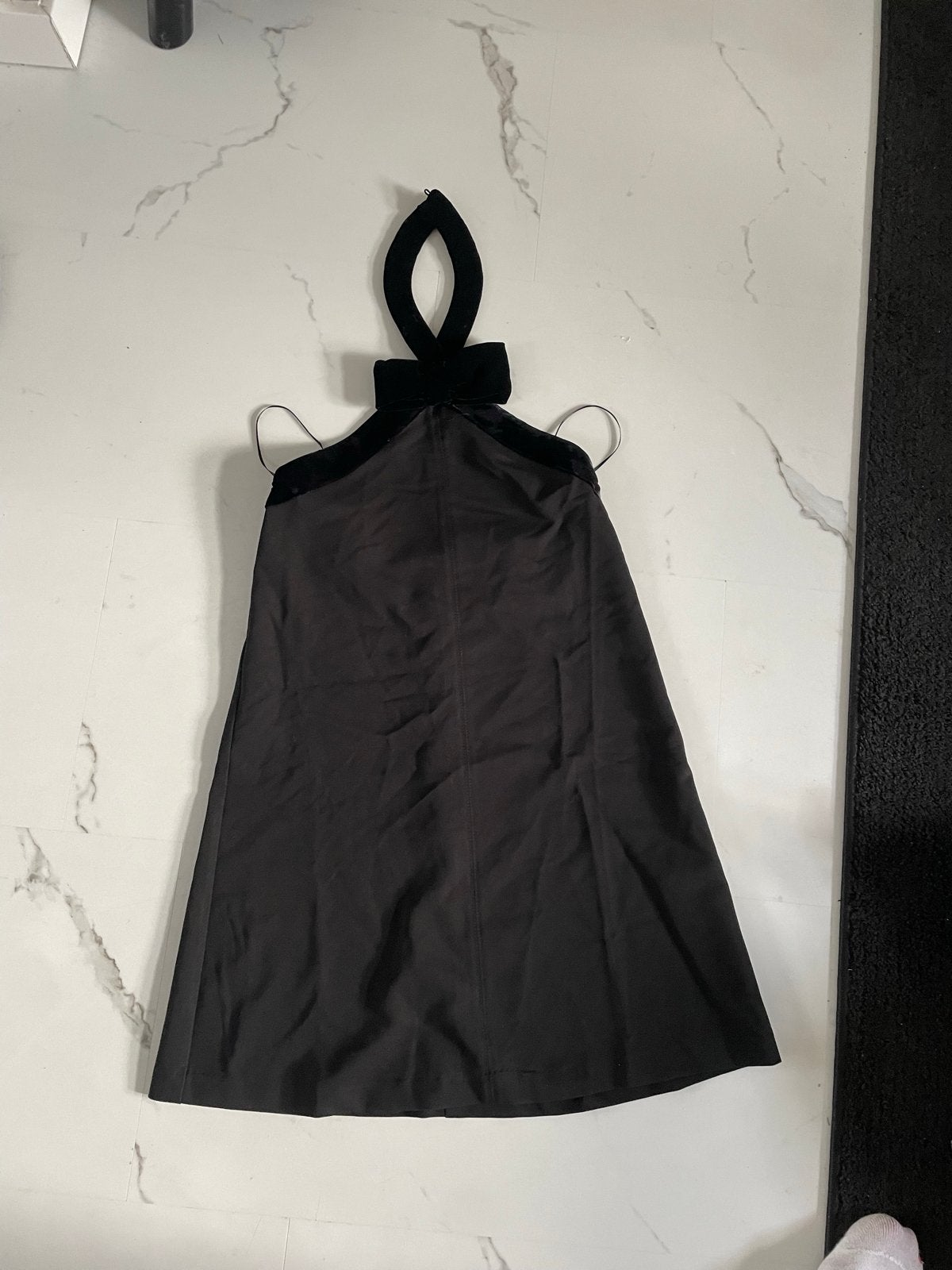 Zwart mini jurkje met strik en open rug - Maat XS, Zwart, Ophalen of Verzenden, Zo goed als nieuw, Maat 34 (XS) of kleiner