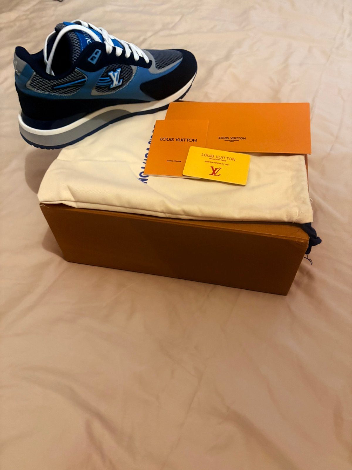 Louis vuitton run away navy blue met doos en al, Blauw, Nieuw, Ophalen of Verzenden, Sneakers of Gympen