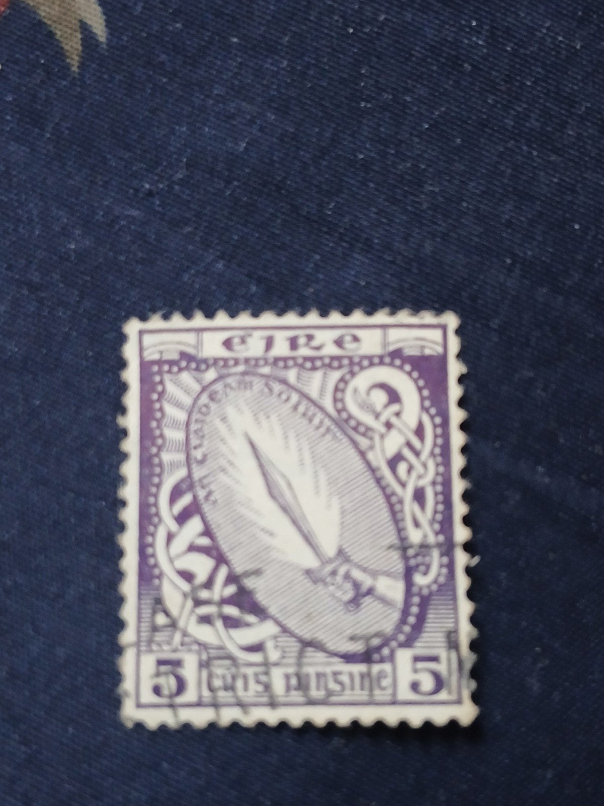 Zeldzame Ierse postzegel - 5 cent paars, Ophalen of Verzenden