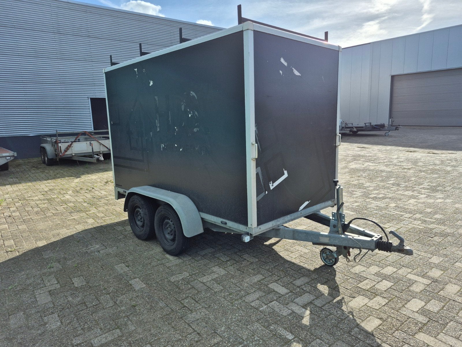 Gesloten aanhangwagen met inrichting, Ophalen, Gebruikt