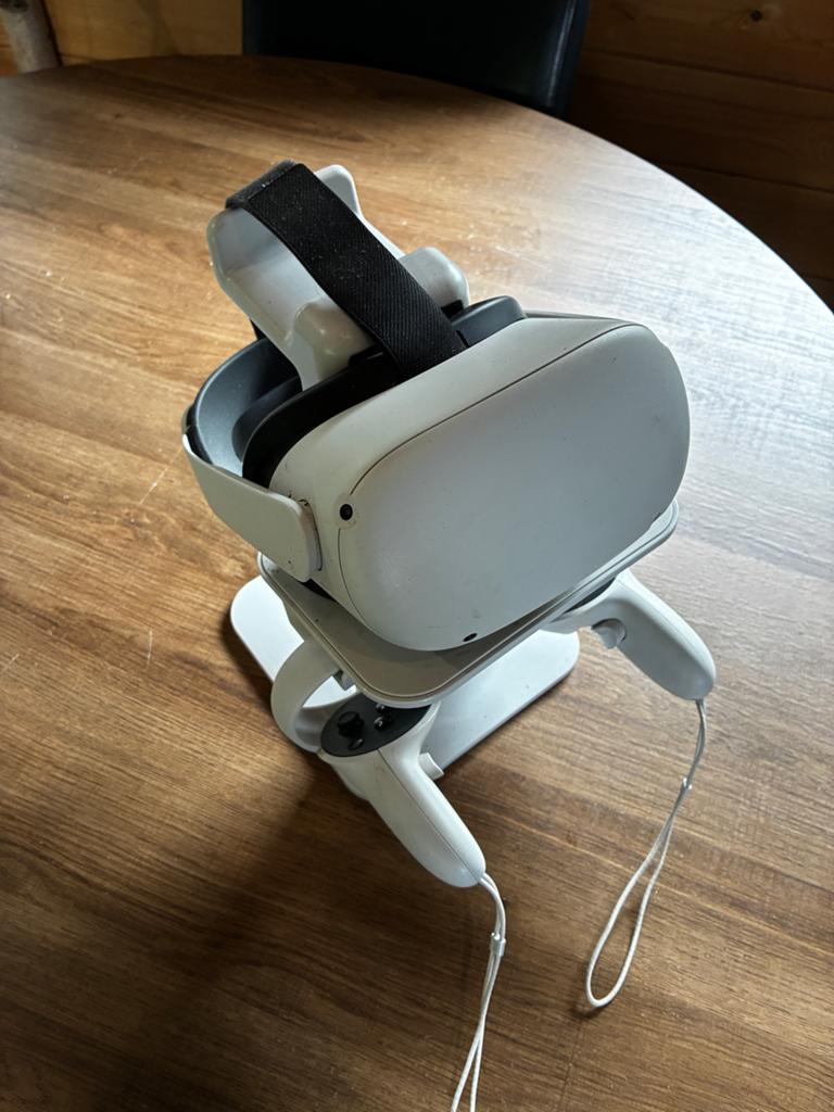 Oculus Quest 2 VR-bril met controllers en standaard, Ophalen, Zo goed als nieuw, VR-bril, Overige platformen