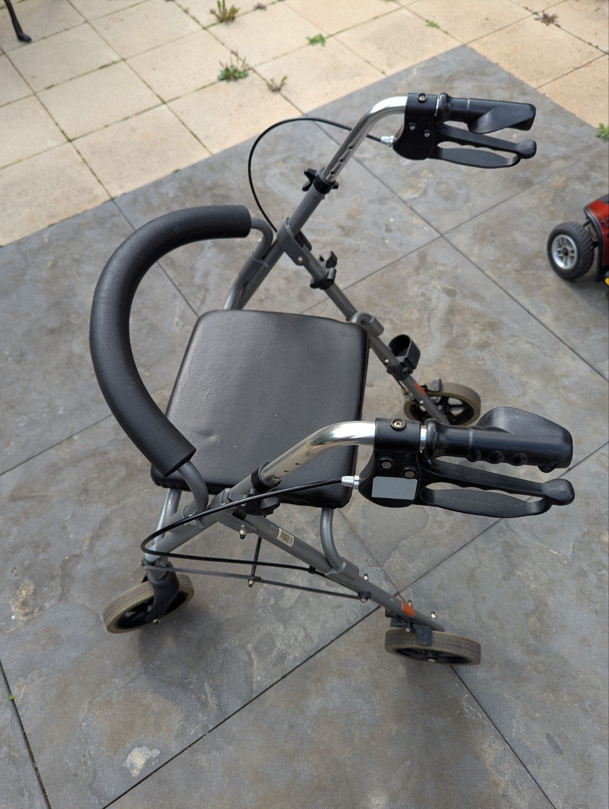 Te Huur: Handige Lichte Rollator met Zitting en Rugsteun, Ophalen, Lichtgewicht, Zo goed als nieuw