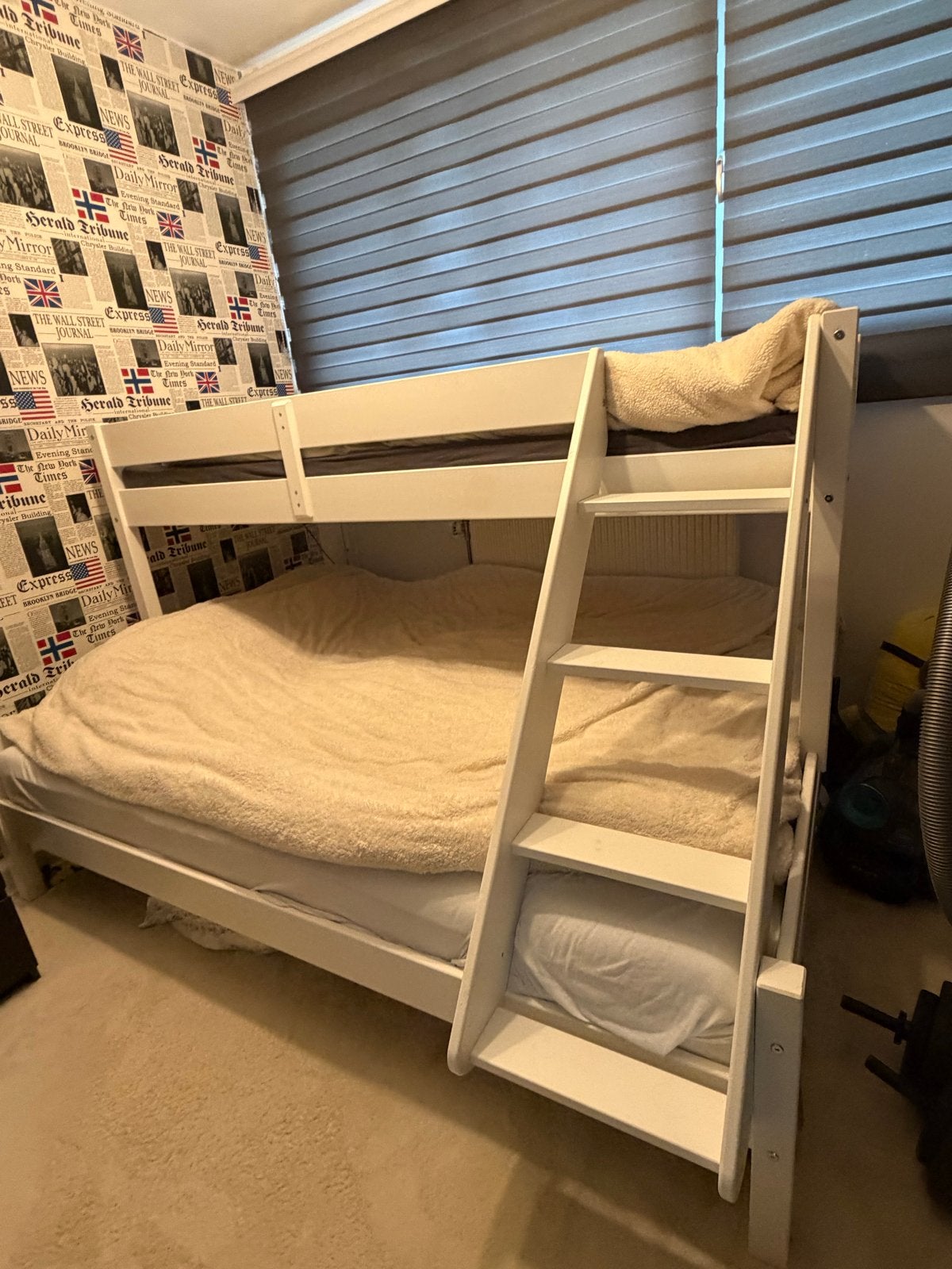Stapelbed VESTERVIG met 2 matrassen - JYSK (90/140x200), Ophalen, Gebruikt, Tweepersoons, Minder dan 160 cm