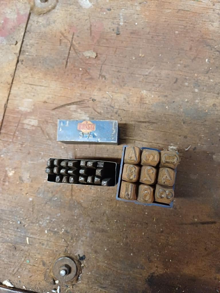 Vintage slagstempels letters en cijfers in doosjes, Doe-het-zelf en Verbouw, Ophalen of Verzenden, Gebruikt