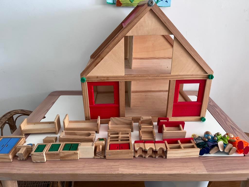 Houten poppenhuis met poppen en meubels, Ophalen of Verzenden, Gebruikt, Complete set