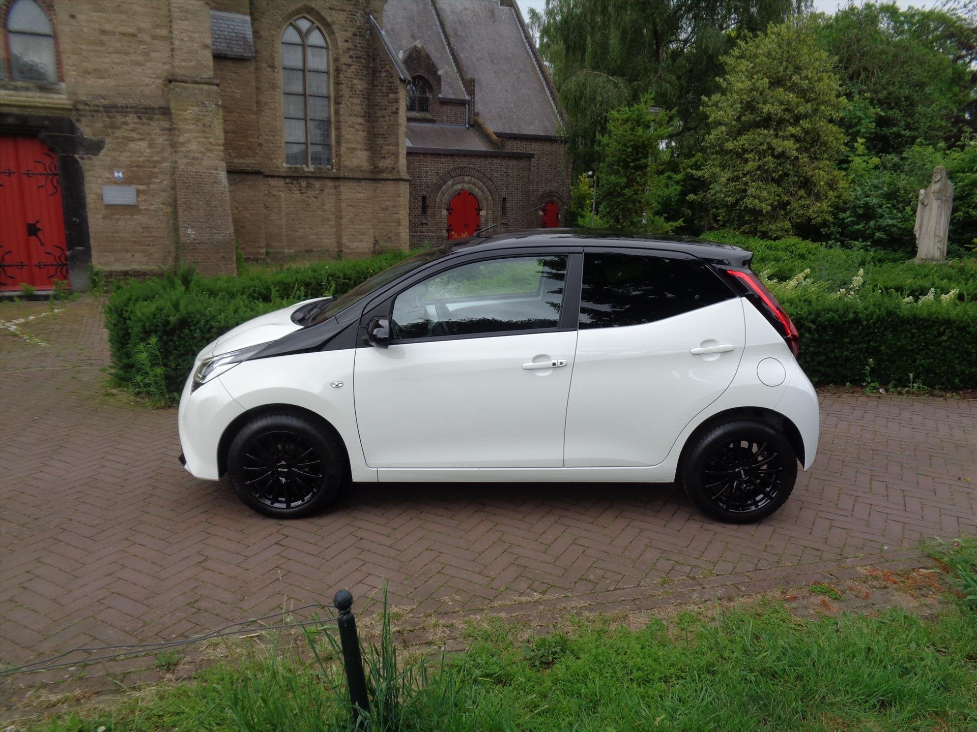TOYOTA Aygo 1.0 VVT-i 72pk 5D x-clusiv Edition Blackwheels b, Auto's, Toyota, 12 maanden, Gebruikt, 4 stoelen, Leder en Stof