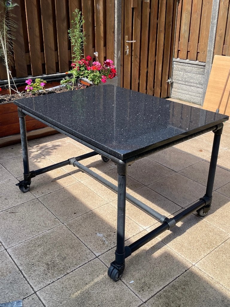 Stevige tuintafel met granieten blad en wielen, Ophalen, Gebruikt, Rechthoekig, Metaal