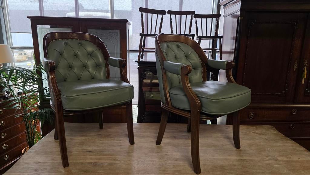 Twee Notenhouten Chesterfield Lederen Stoelen, Ophalen