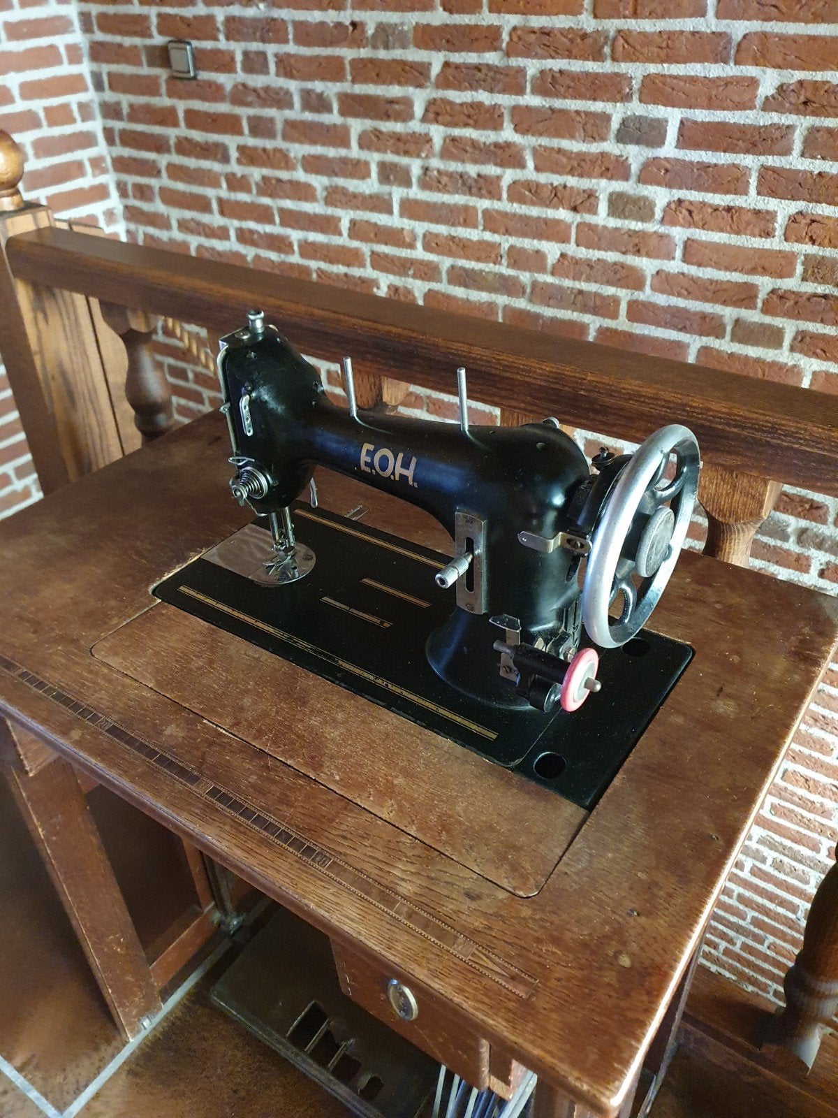 Singer naaimachine op tafel, Antiek en Kunst, Antiek | Naaimachines, Ophalen