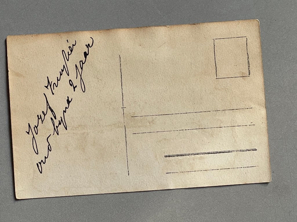 Oude foto kindje met speelgoed / J.J. Kok Hilversum, Gebruikt, Foto, Ophalen of Verzenden, Voor 1940