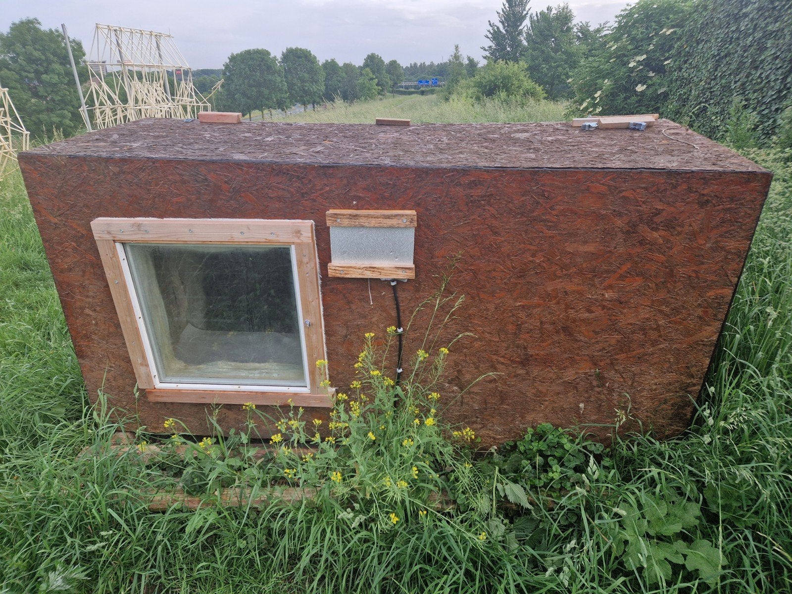 Goed geïsoleerde demontabele Kist 2.4x1.2x0.9m met Raam, Zakelijke goederen, Machines en Bouw | Keten en Containers, Ophalen