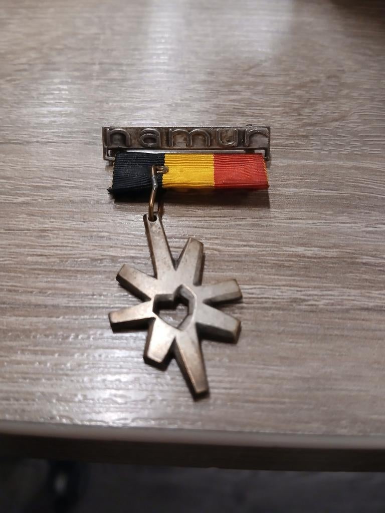 Oude medaille met Belgische vlag en tekst, Verzamelen, Ophalen of Verzenden
