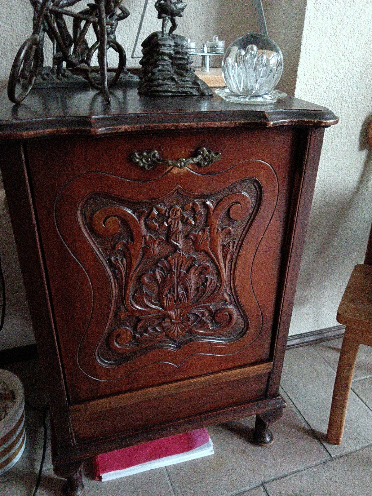 Antieke houten kast met sierlijk houtsnijwerk, Antiek en Kunst, Ophalen