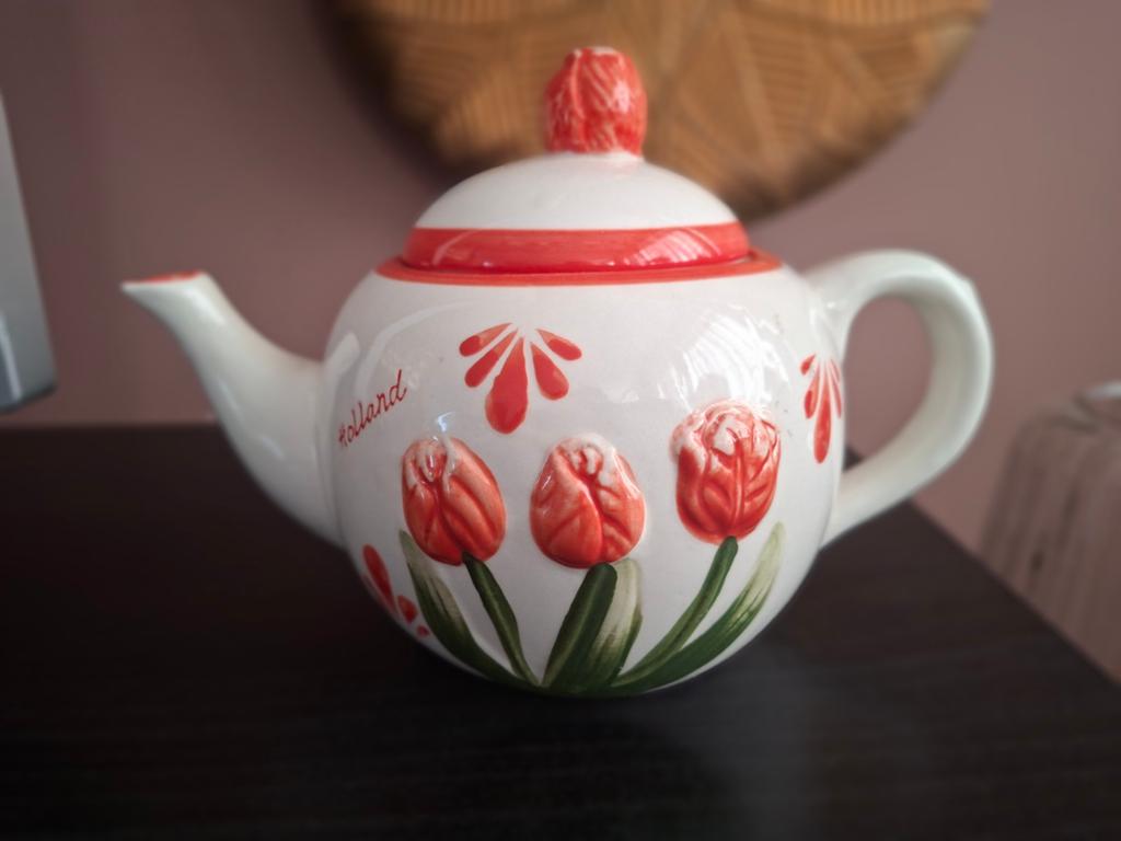 Leuke theepot met tulpen in nette staat, Keramiek, Overige typen, Ophalen of Verzenden, Zo goed als nieuw