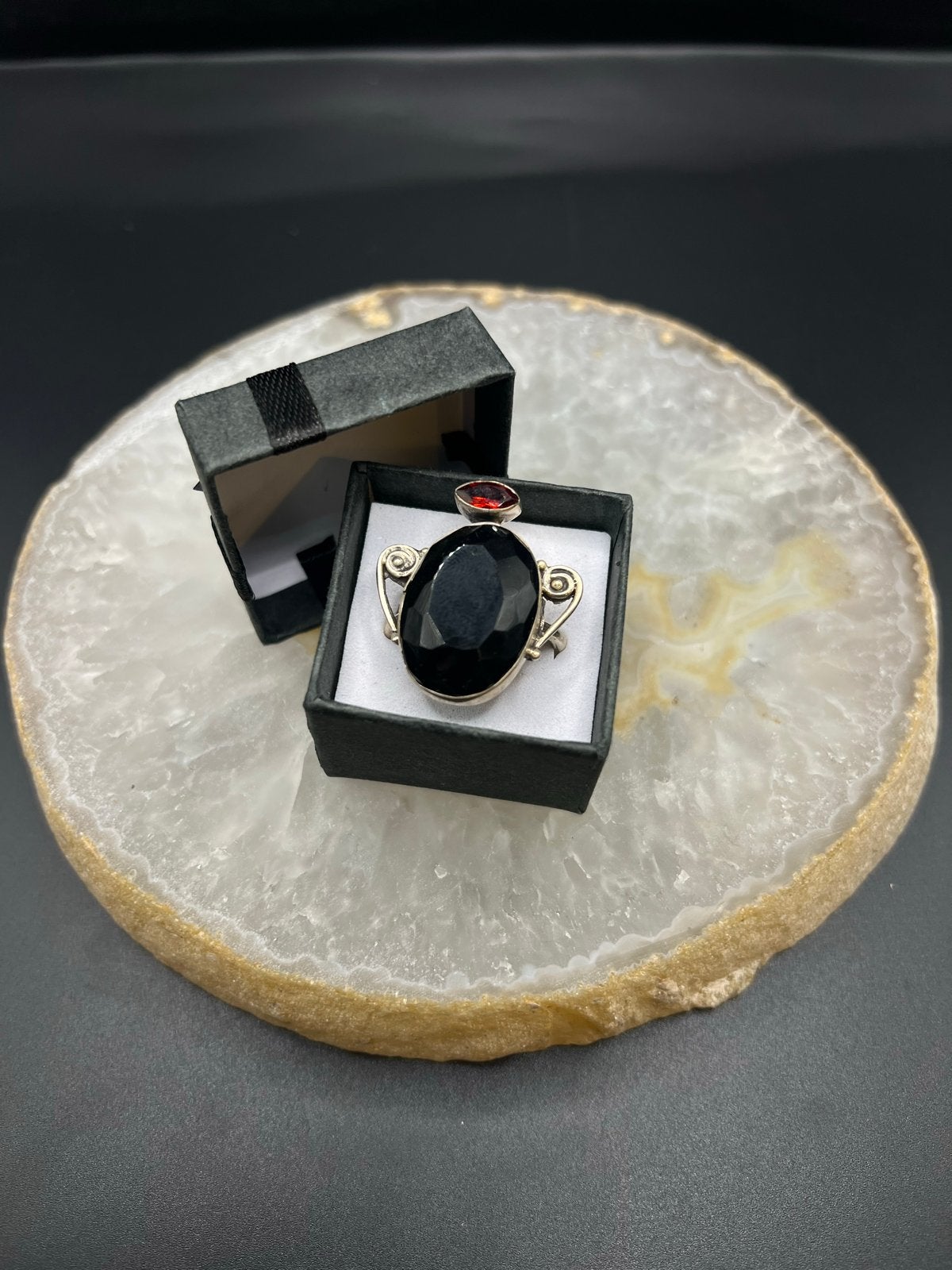 Zilveren ring met onyx en granaat, maat 24, 20 of groter, Nieuw, Ophalen of Verzenden, X