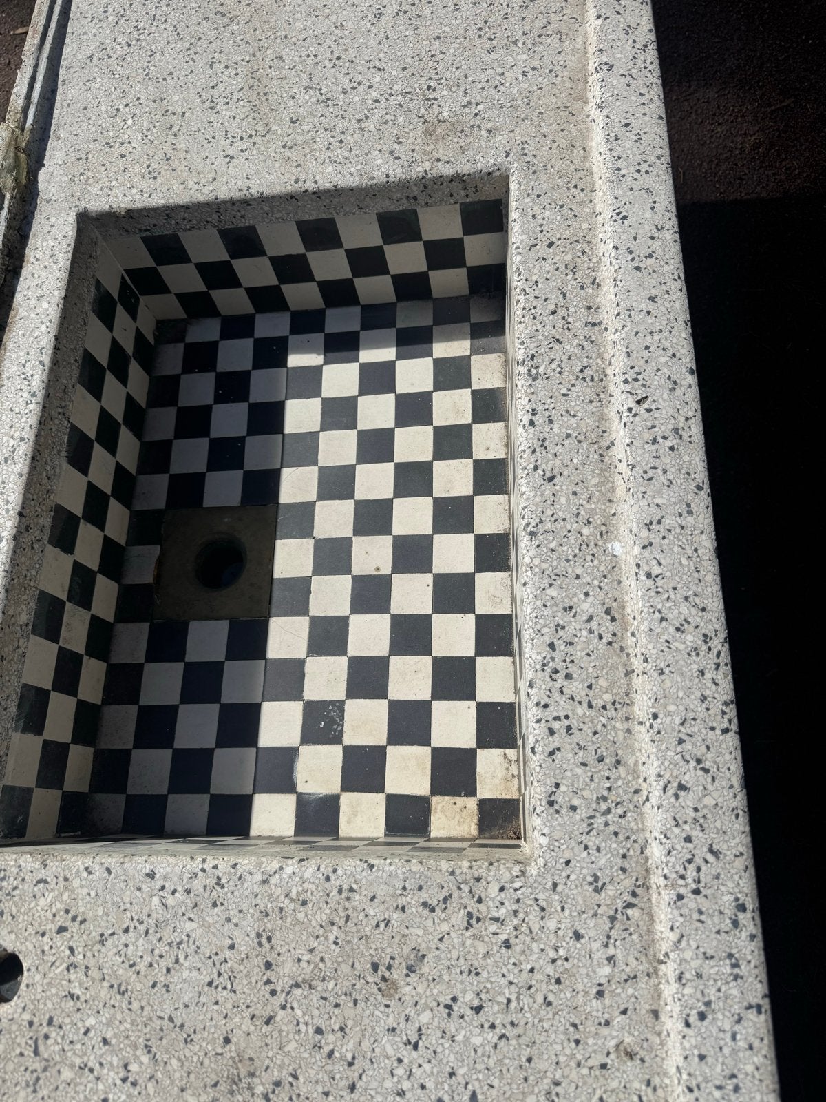 Lange betonnen wasbak met zwart-wit geblokte tegels, Gebruikt, Meerkleurig, Minder dan 100 cm, 25 tot 50 cm