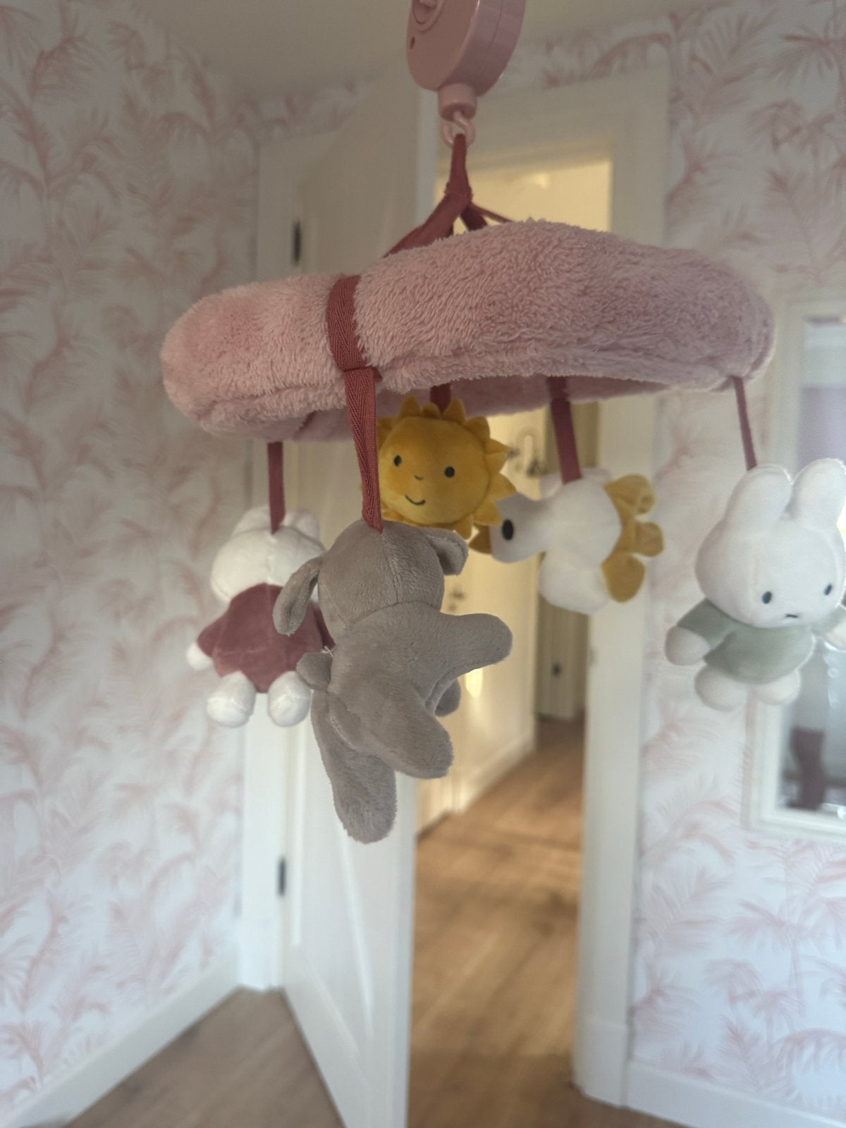 Miffy Muziekmobiel voor babybedje - Roze met knuffels, Kinderen en Baby's, Speelgoed | Babyspeelgoed, Ophalen of Verzenden, Zo goed als nieuw