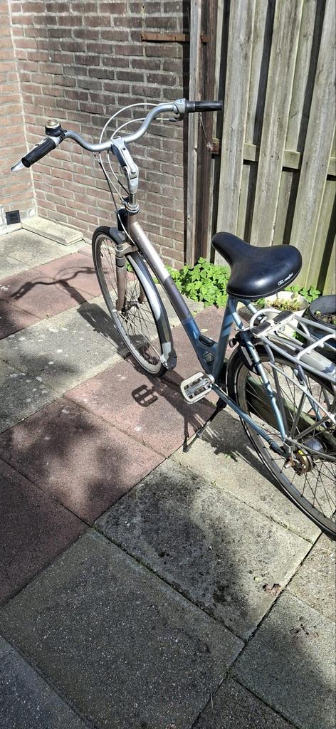 Damesfiets met lage instap en bagagedrager, Fietsen en Brommers, Fietsen | Dames | Damesfietsen, Ophalen, Gebruikt, Velgrem, Batavus