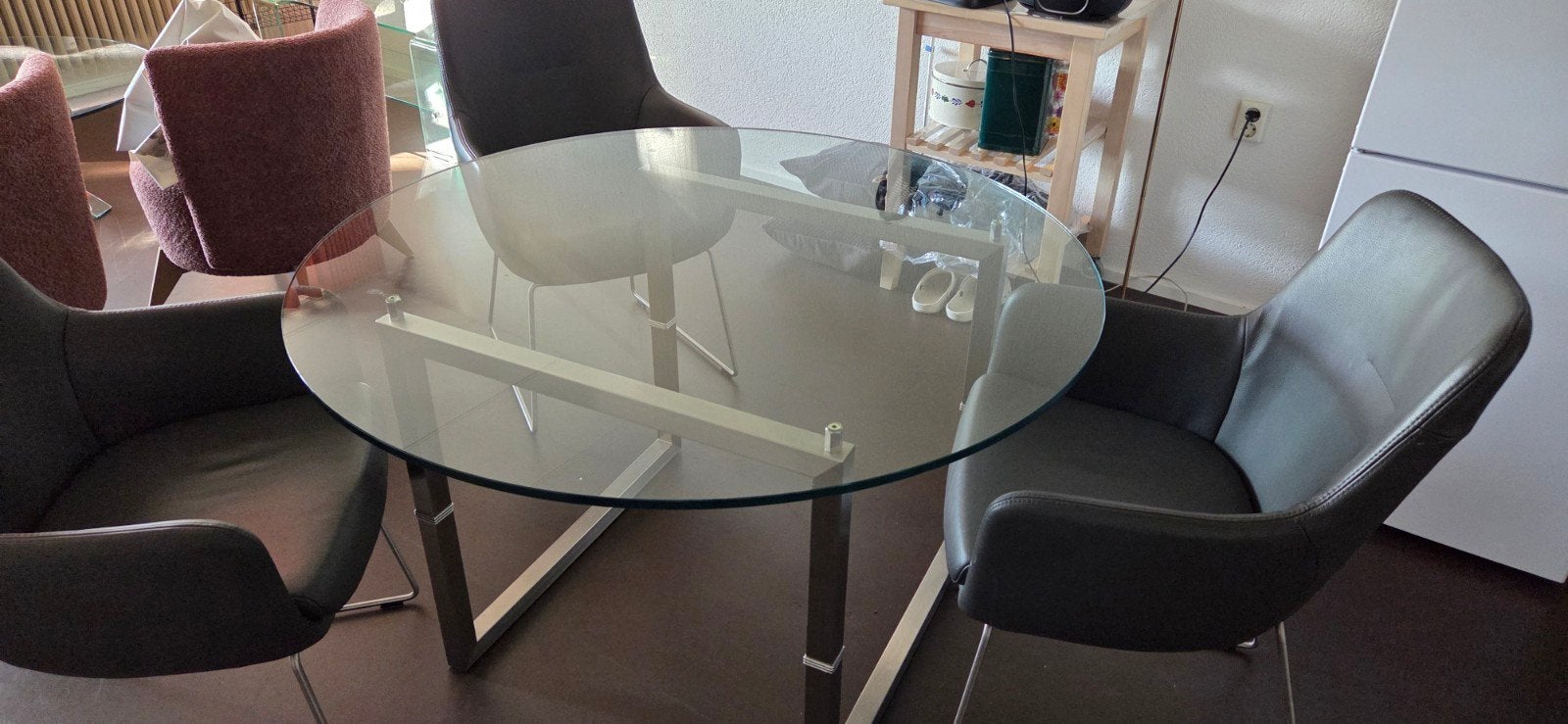 Glazen design tafel met RVS. Met 3 leren gealux stoelen., Antiek en Kunst, Kunst | Designobjecten, Ophalen