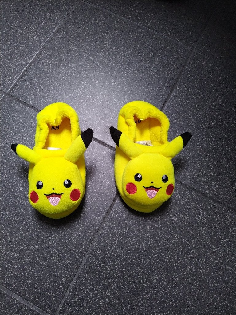 Pikachu sloffen / pantoffels - maat 32 / 33 - ZGAN, Jongen of Meisje, Overige typen, Ophalen of Verzenden, Zo goed als nieuw