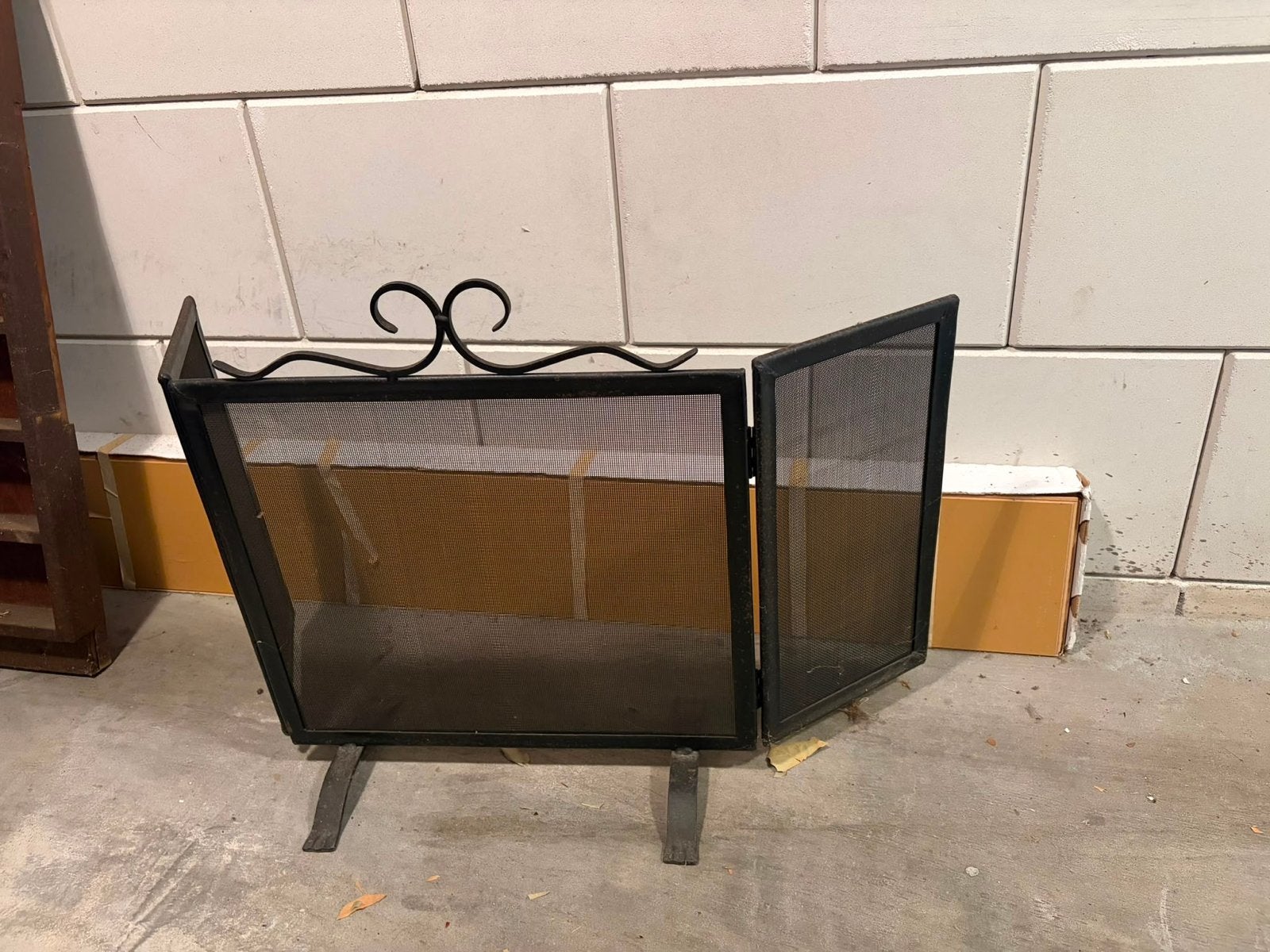 Zwart metalen haardscherm met sierlijke details, Ophalen of Verzenden, Gebruikt, Vrijstaande haard, Overige soorten