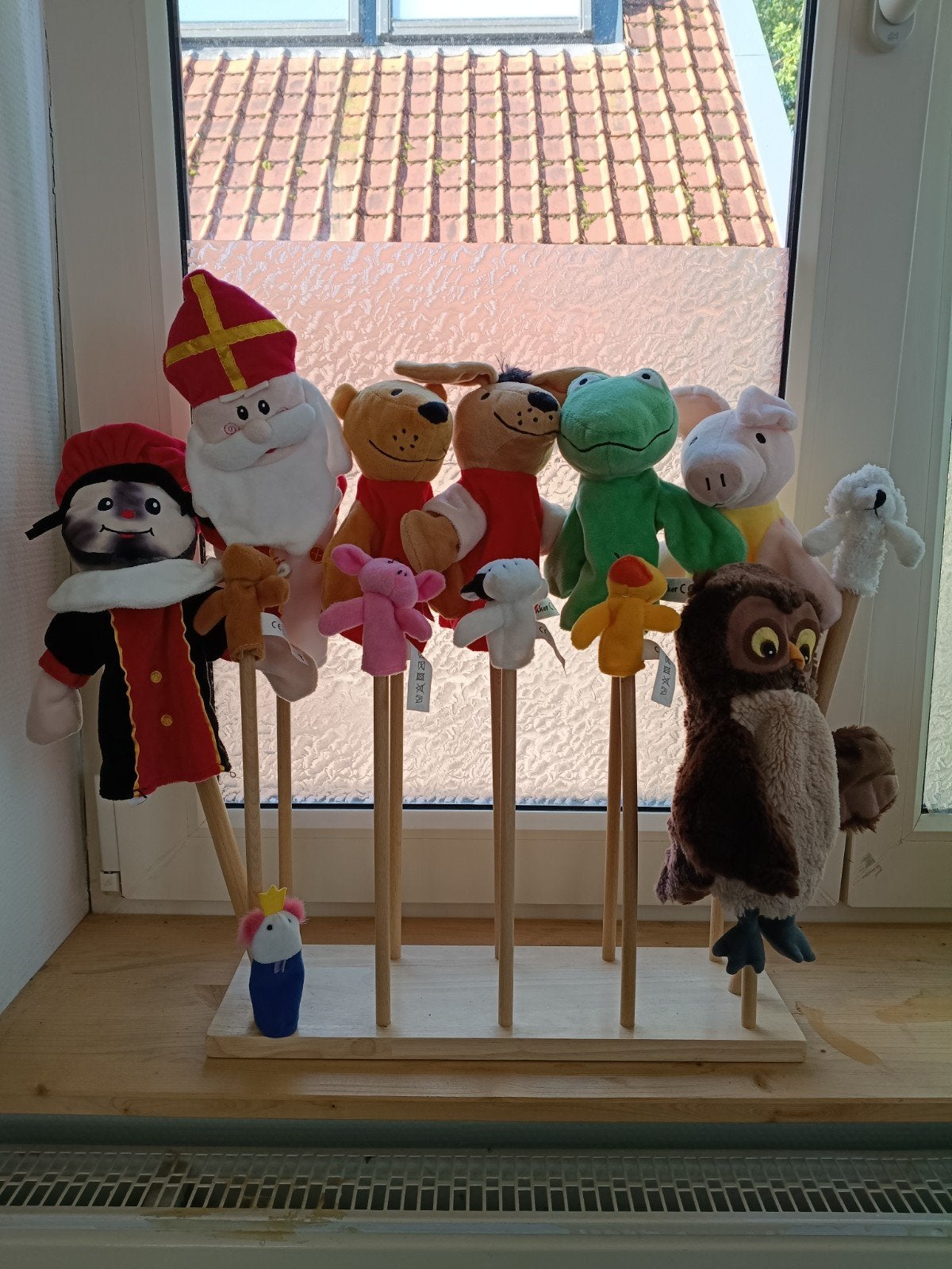 Handpoppen + houten standaard, Ophalen, Zo goed als nieuw