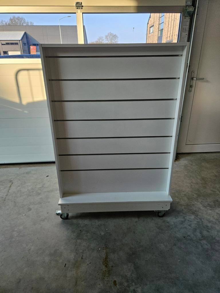 Slatwall midden unit op wieltjes lamellenwand met haken (3x), Huis en Inrichting, Kasten | Stellingkasten, Ophalen