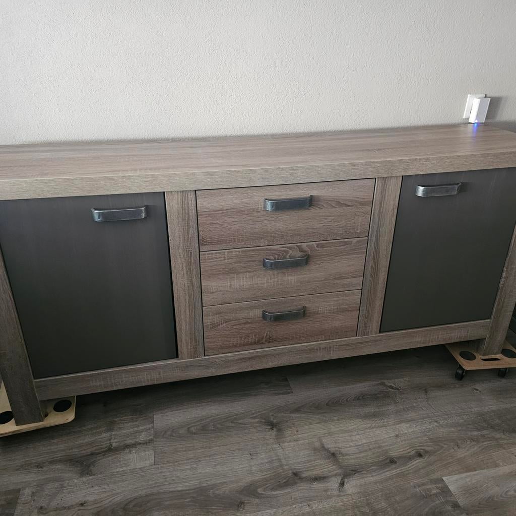 Te koop aangeboden mooi dressoir, Ophalen, Met deur(en), Eikenhout, Zo goed als nieuw
