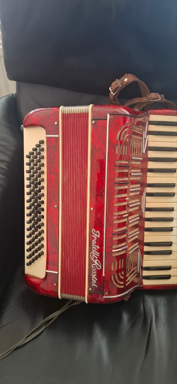Fratelli Rossini accordeon - Rood, met koffer en riemen, Muziek en Instrumenten, Gebruikt, Met koffer, Toetsaccordeon, 120-bas