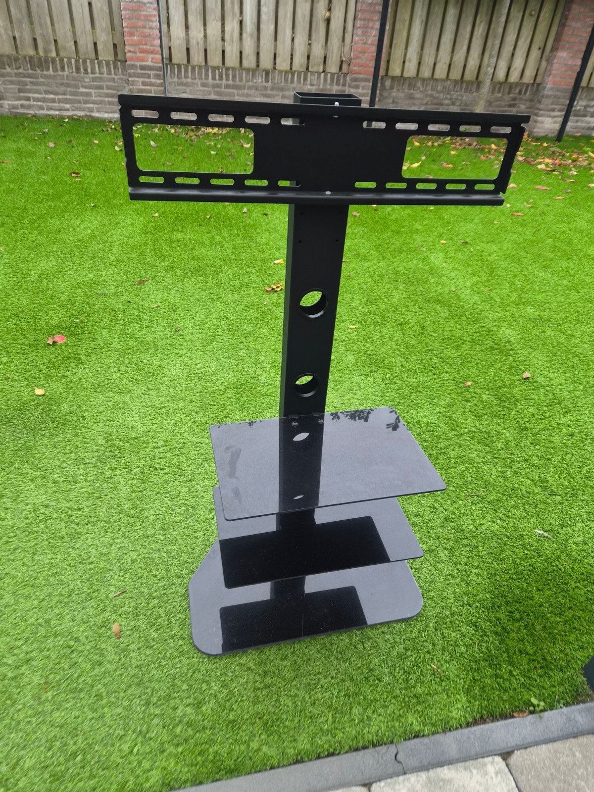 Zwart TV-meubel met glazen planken en beugel, Ophalen, 100 tot 150 cm, 50 tot 100 cm, Zo goed als nieuw