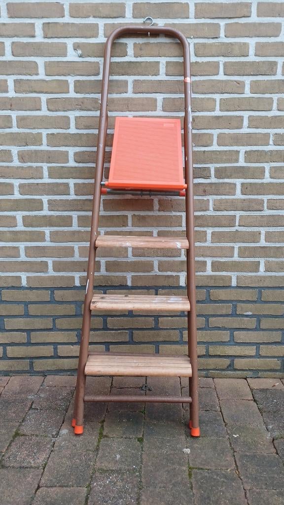Stevige huishoudtrap met 4 treden en handig plateau, Doe-het-zelf en Verbouw, Ladders en Trappen, Ophalen, Gebruikt, Trap, Opvouwbaar of Inschuifbaar