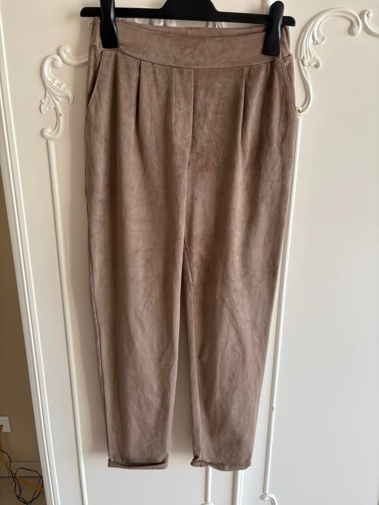 Nieuw beige suedine broek merk Cartoon maat 34, Beige, Nieuw, Ophalen of Verzenden, Maat 34 (XS) of kleiner