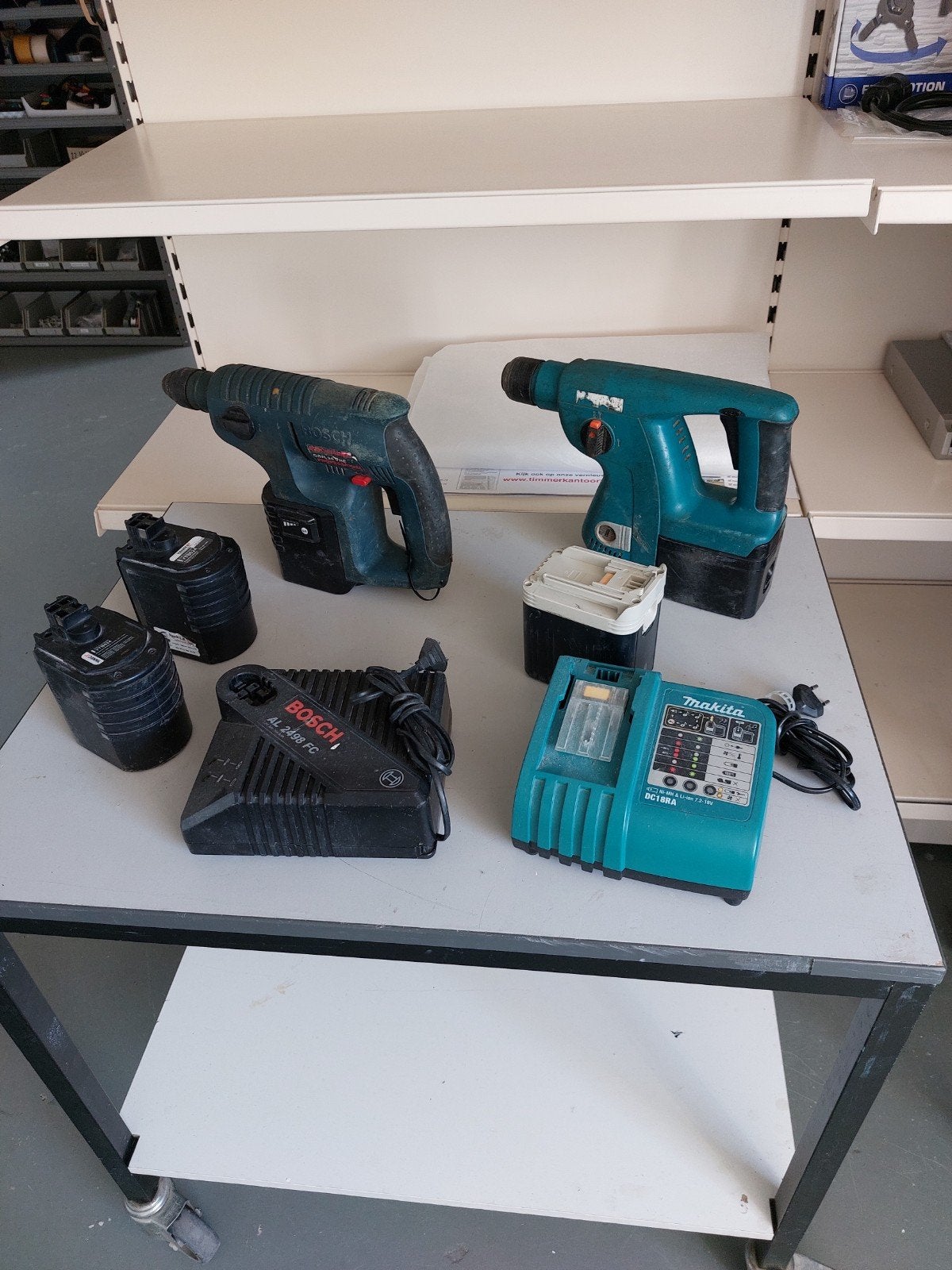 Bosch GBH24VRE & Makita HR200 Boorhamers met lader en accu's, Doe-het-zelf en Verbouw, Gereedschap | Boormachines, Ophalen of Verzenden