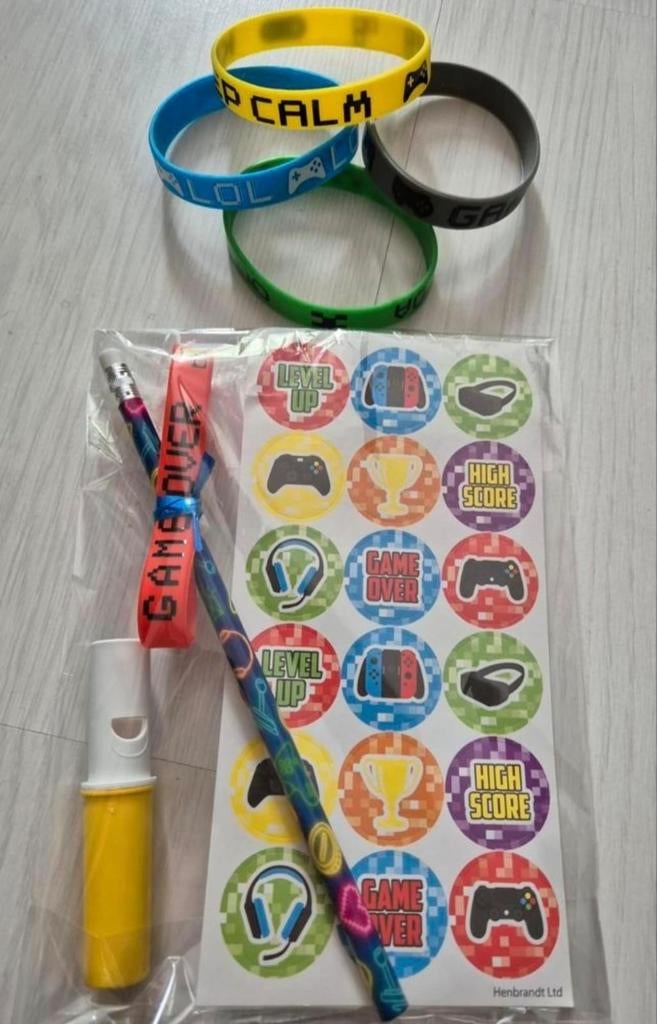 Traktatie game armbandje, stickers, potlood en een snoepje, Ophalen of Verzenden, Nieuw, Feestartikel, Verjaardag