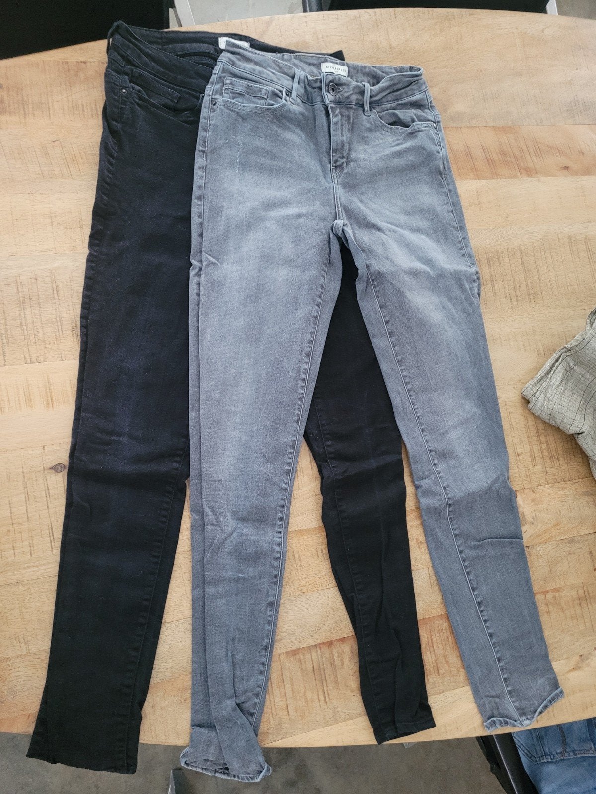 2 Silvercreek jeans, grijs en zwart, W28 L32, Ophalen of Verzenden