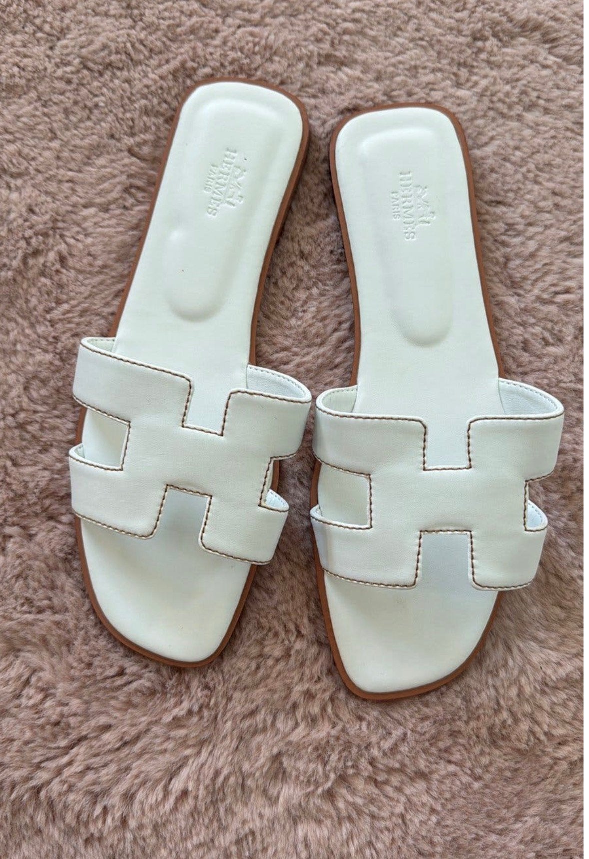 Hermes oran slippers wit 37, Kleding | Dames, Schoenen, Ophalen of Verzenden, Zo goed als nieuw, Wit