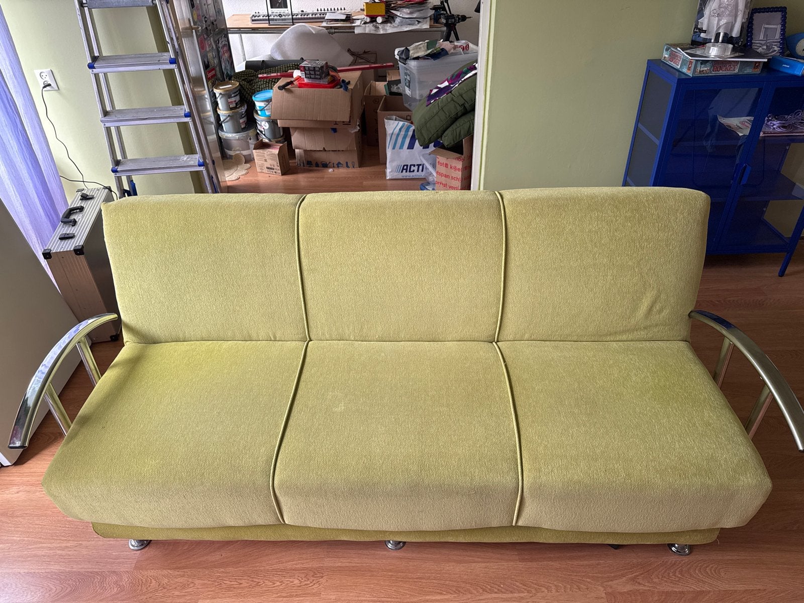 Groene slaapbank met chromen armleuningen en opbergruimte, Ophalen, Gebruikt, 90 cm, Tweepersoons
