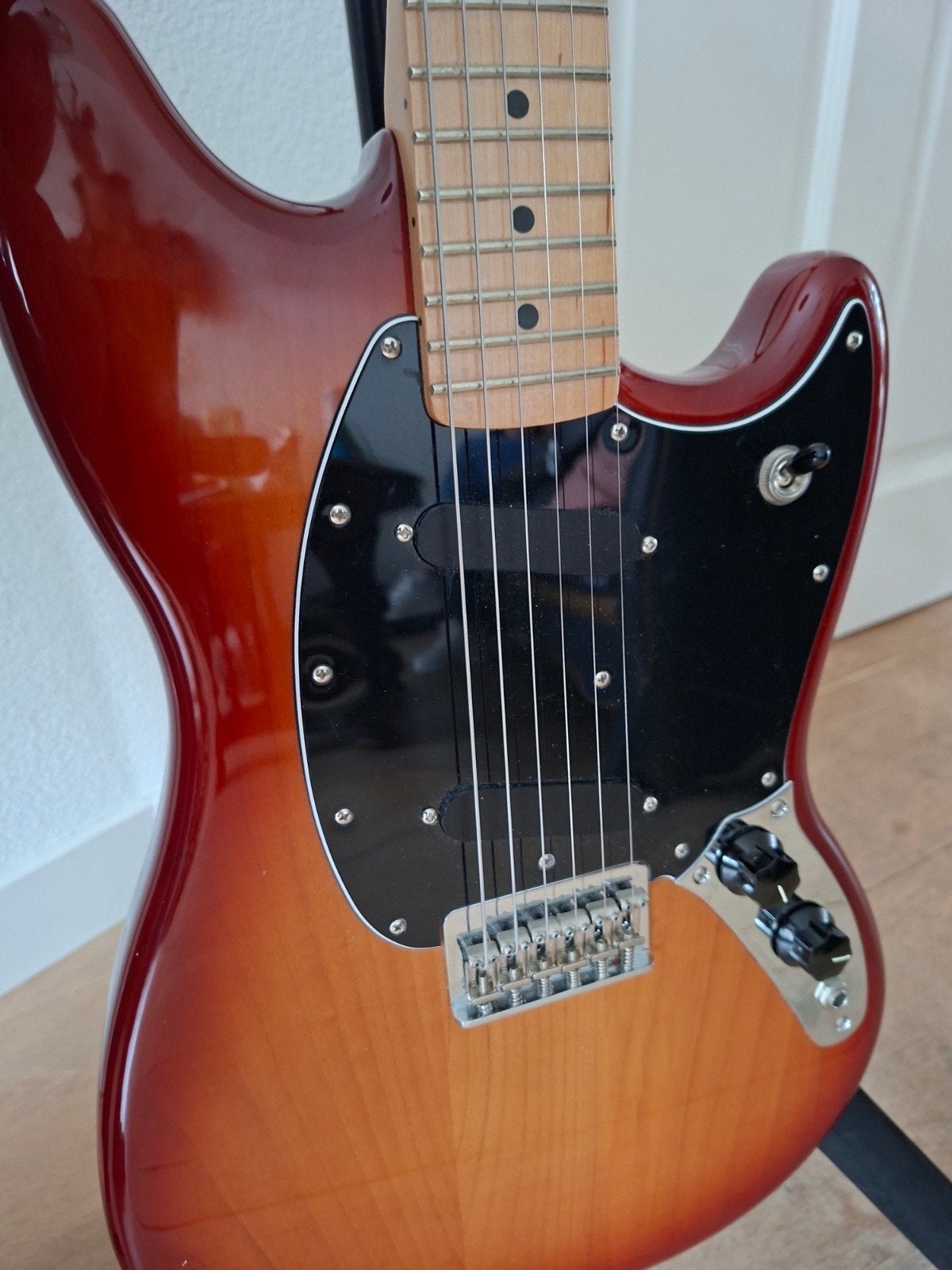 Fender Player Mustang Maple Fingerboard Sienna Sunburst, Ophalen, Zo goed als nieuw, Solid body, Fender