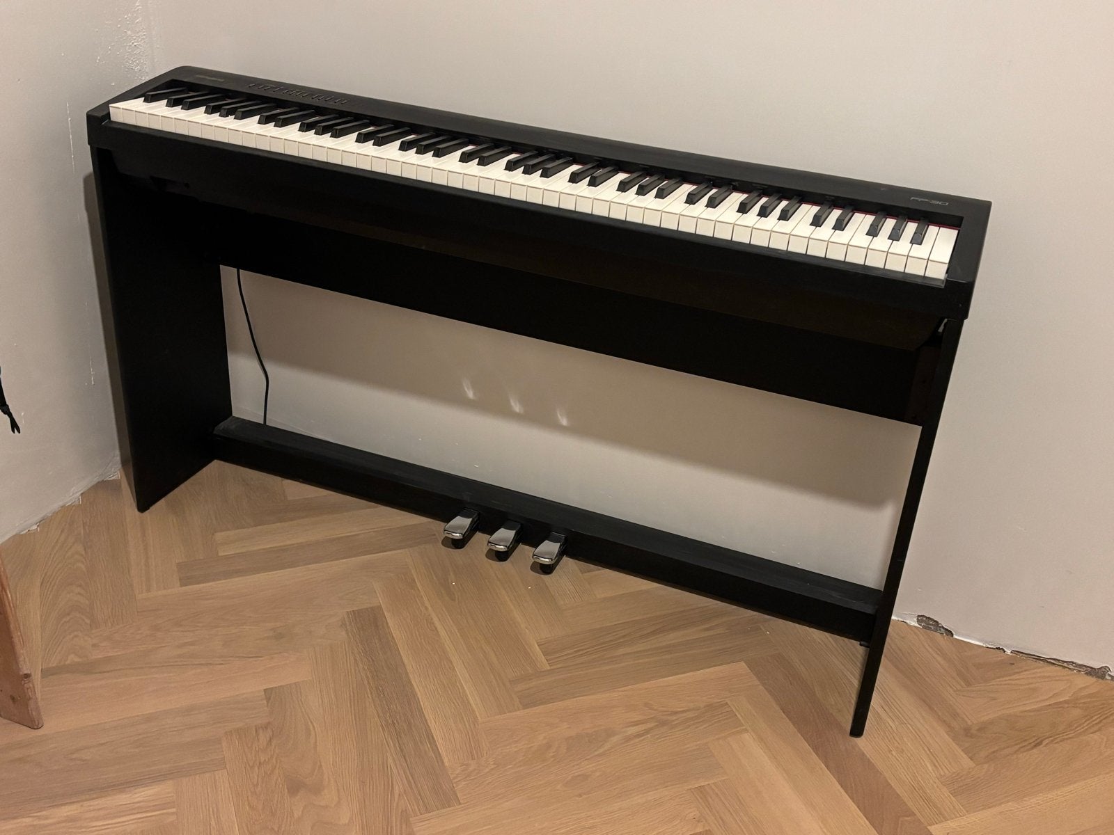 Roland FP-30 digitale piano met standaard en pedalen, Ophalen, Zwart, Digitaal, Zo goed als nieuw