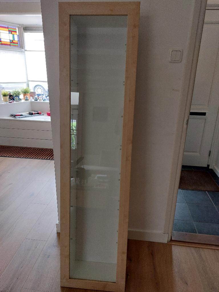 Ikea Bertby Vitrinekast - wit met bruin, Huis en Inrichting, Kasten | Vitrinekasten, Ophalen, Minder dan 50 cm, Met deur(en), Zo goed als nieuw