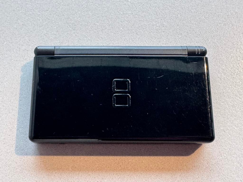 Nintendo DS Lite Zwart – Werkend – Incl. Stylus, Spelcomputers en Games, Spelcomputers | Nintendo DS, Ophalen of Verzenden, Zo goed als nieuw