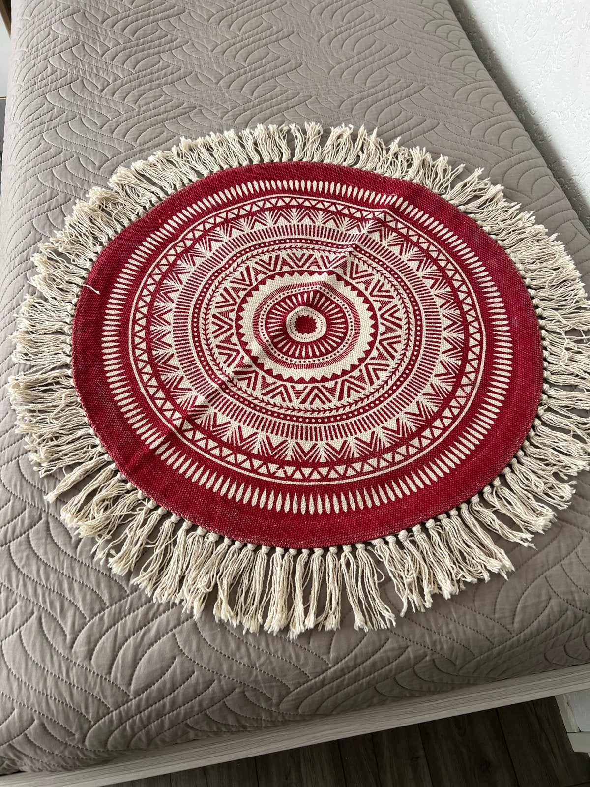 Rood rond kleedje met franjes - Boheemse stijl, Minder dan 50 cm, Rond, Ophalen of Verzenden, Zo goed als nieuw
