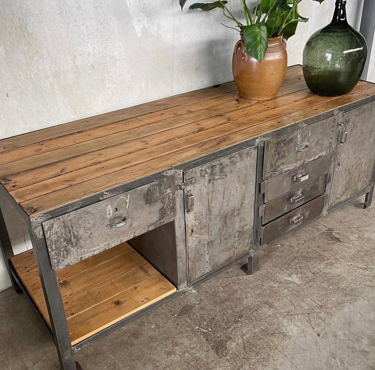 Oude stalen werkbank, vintage toonbank, keukeneiland, kast, Antiek en Kunst, Ophalen