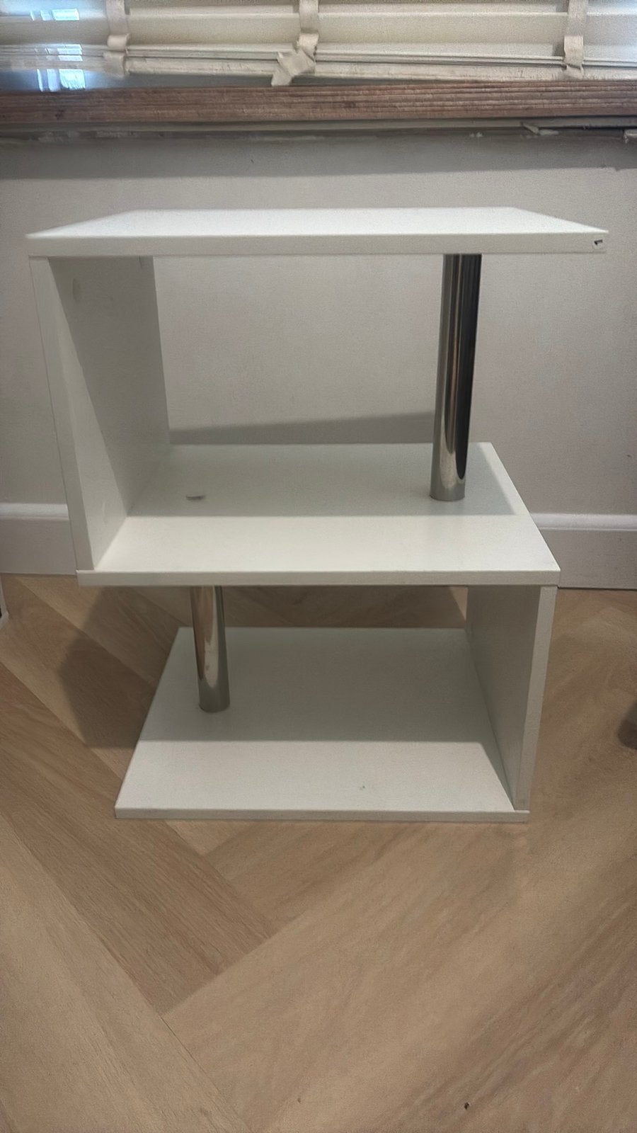 Modern wit nachtkastje S vorm, Huis en Inrichting, Gebruikt, Ophalen of Verzenden, Minder dan 70 cm, Minder dan 40 cm