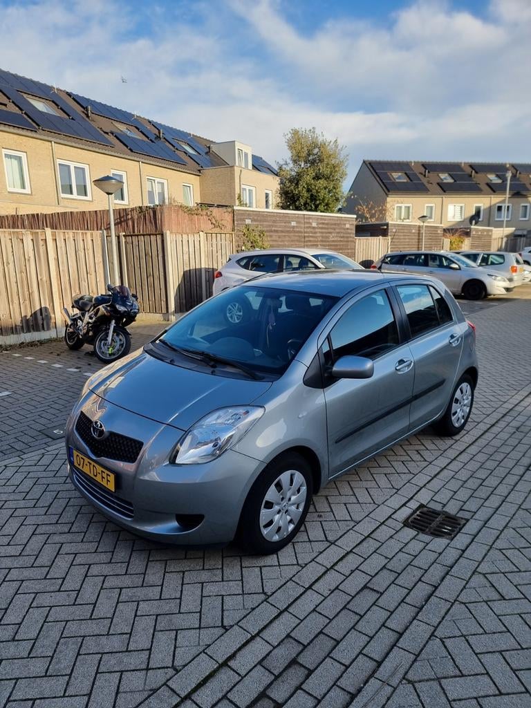 Toyota Yaris 1.3 Automaat 2006 – 75.000 km – APK 2027 – Zeer, Auto's, Stof, Zwart, Particulier, Sedan