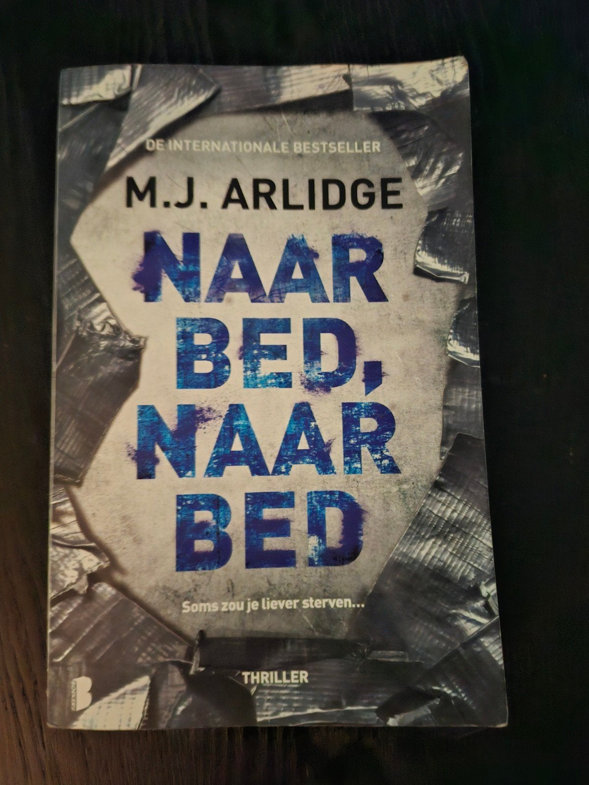M.J. Arlidge - Naar Bed, Naar Bed (Thriller), Boeken, Ophalen of Verzenden, Gelezen, M.J. Arlidge