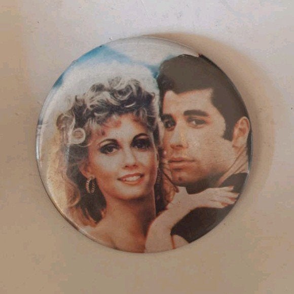 Vintage Grease Button - John Travolta & Olivia Newton-John, Ophalen of Verzenden, Gebruikt, Overige onderwerpen, Button