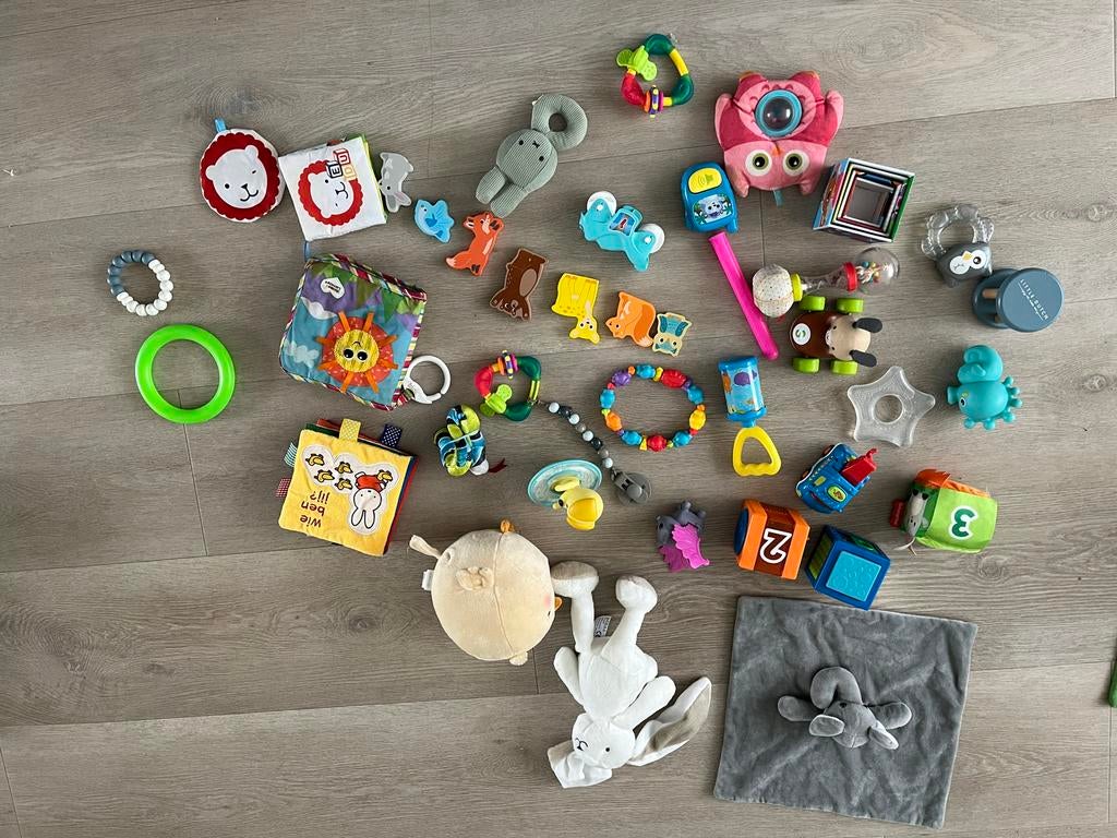 Grote collectie babyspeelgoed: rammelaars, bijtringen, knuff, Ophalen, Gebruikt, Overige typen, Met geluid